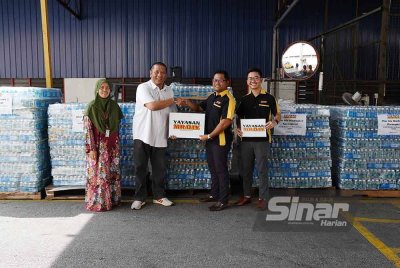 Nor Saiful Azly (dua dari kanan) menyerahkan sumbangan sebanyak 24,000 botol air mineral untuk Program Iftar Ala Madinah @Karangkraf 2025 kepada Nik Justin (dua dari kini). Foto Sinar Harian/ROSLI TALIB