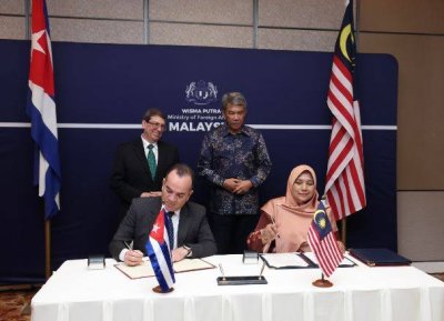 Mohamad (belakang, kanan) mengadakan pertemuan dengan rakan sejawatnya dari Cuba, Bruno Eduardo Rodriguez Parrilla (belakang, kiri) pada Khamis, dengan perbincangan tertumpu kepada usaha meningkatkan kerjasama dalam perdagangan, penjagaan kesihatan, pendidikan dan pelancongan. Foto Bernama