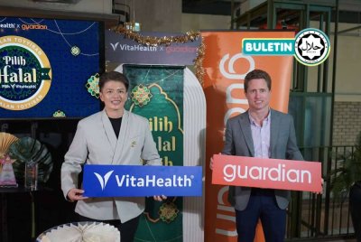 DR BEH (kiri) dan Chase Watling ketika pelancaran kempen 'Pilih Halal, Pilih VitaHealth' dengan kerjasama Guardian dalam menawarkan produk suplemen kesihatan halal berkualiti tinggi kepada pengguna.