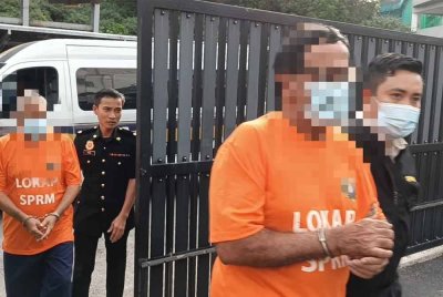Dua pegawai kanan sebuah persatuan sukan di negeri ini di bawa ke Mahkamah Majistret Johor Bahru bagi mendapatkan perintah reman. Foto SPRM Johor