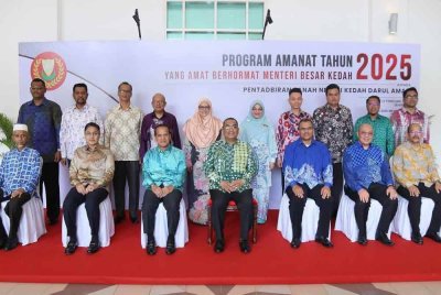 Sanusi (tengah, barisan depan) bersama pegawai daerah sempena majlis amanat tahun 2025 Menteri Besar Kedah kepada pentadbiran tanah negeri pada Khamis.