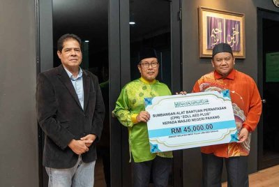 Ahmad Hairi menyempurnakan gimik penyerahan sumbangan peralatan AED pada majlis penyerahan di Masjid Negeri Sultan Ahmad 1 di sini pada Khamis.