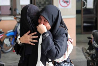 Kakak mangsa kemalangan, Nurfatin Farhanah ditenangkan ahli keluarga ketika hadir di Jabatan Perubatan Forensik, Hospital Jempol hari ini bagi proses pengecaman. Foto Bernama