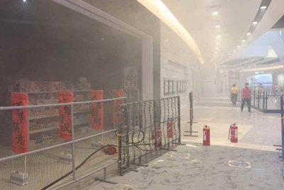 Pengunjung di sebuah pusat beli-belah di Tebrau berdepan detik cemas apabila sebuah lot kedai terbakar pada pagi Khamis.