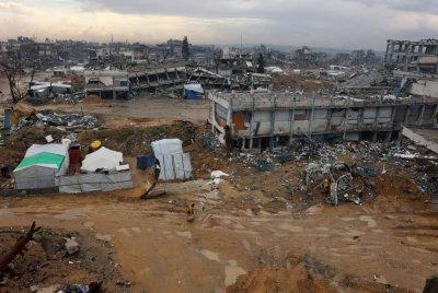 Penduduk Palestin yang kembali ke Beit Hanoun di utara Gaza kini hanya berlindung di bawah khemah sementara. Foto AFP