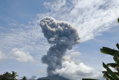 aktiviti gunung berapi Gunung Lewotobi Laki-laki di Nusa Tenggara Timur dinaikkan ke tahap IV, iaitu tahap amaran tertinggi pada 3 pagi waktu tempatan Khamis. Foto Agensi