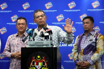 Saifuddin Nasution (tengah) ketika sidang media pada Majlis Penyampaian Anugerah Inovasi Pendaftaran Negara (AIPN) 2024 di Dewan Balora Perdana, Jabatan Pendaftaran Negara (JPN), pada Khamis. Turut kelihatan Ketua Setiausaha Kementerian Dalam Negeri (KDN), Datuk Awang Alik Jeman (kiri) dan Ketua Pengarah JPN Badrul Hisham Alias (kanan). Foto Bernama