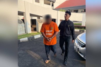 Suspek dibawa ke Mahkamah Alor Setar pada Rabu untuk mendapatkan perintah reman. Foto SPRM