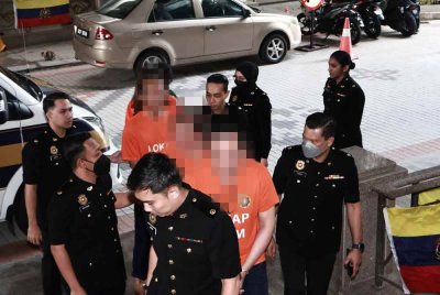 Suspek disyaki terbabit rasuah serta mengemukakan tuntutan palsu membabitkan pengeluaran wang syarikat kira-kira RM2.6 juta ditahan SPRM dan dibawa ke Mahkamah Majistret Putrajaya pada Khamis.