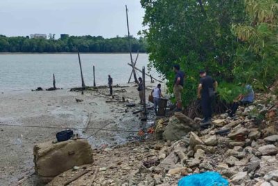 Anggota polis menjalankan siasatan di lokasi mayat mangsa ditemui pada Khamis.