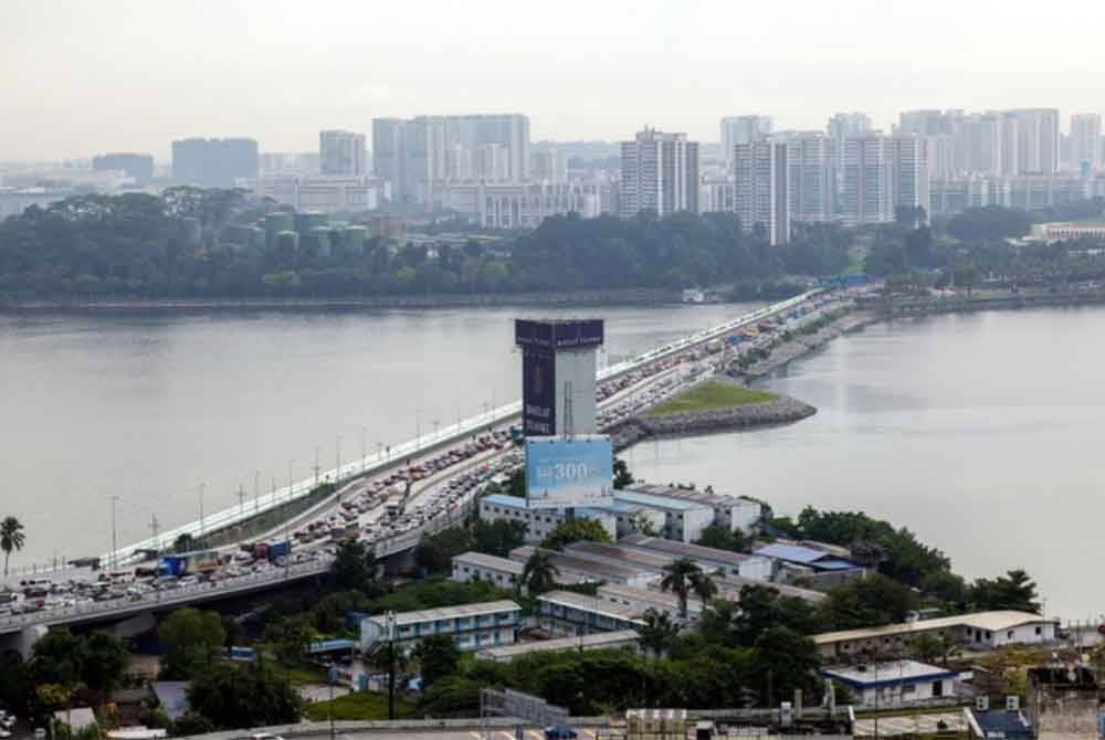 Kerajaan menggariskan tiga perancangan jangka panjang bagi mengekang kesesakan lalu lintas yang berpotensi berlaku disebabkan Zon Ekonomi Khas Johor-Singapura (JS-SEZ) - Gambar hiasan
