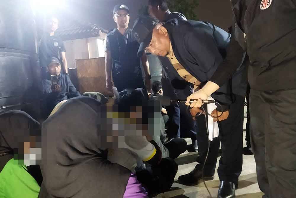 Badrul Hisham menyoal siasat salah seorang pekerja kilang yang ditahan.