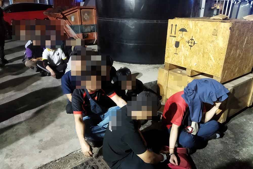 Antara warga asing yang ditahan JPN dalam operasi di sebuah kilang peralatan tekstil di Klang pada Khamis.