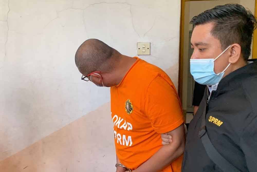 Timbalan pengurus kanan syarikat swasta (kiri) ditahan reman selama lima hari kerana disyaki meminta rasuah.