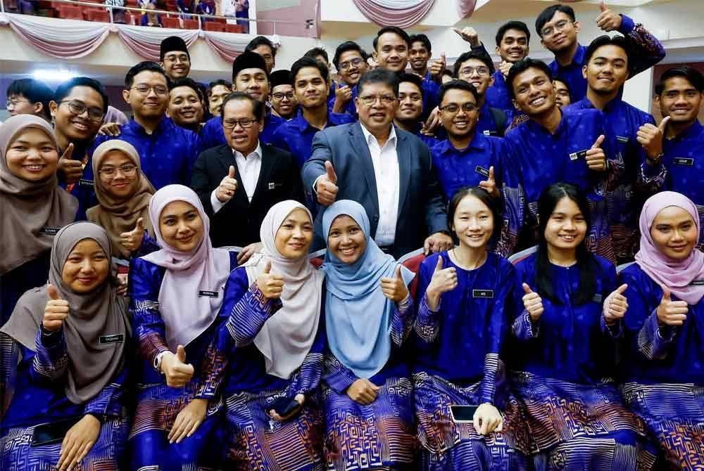 Mohd Azam (tengah kiri) dan Johari Abdul bergambar bersama siswa dan siswi ketika menghadiri Program Bual Bicara "Pendidikan Asas Kenegaraan: Membina Generasi Mampan Masa Hadapan" antara Parlimen Malaysia dengan Kementerian Pendidikan Malaysia di Institut Pendidikan Guru Kampus Bahasa Melayu, Lembah Pantai hari ini. - Foto: Bernama