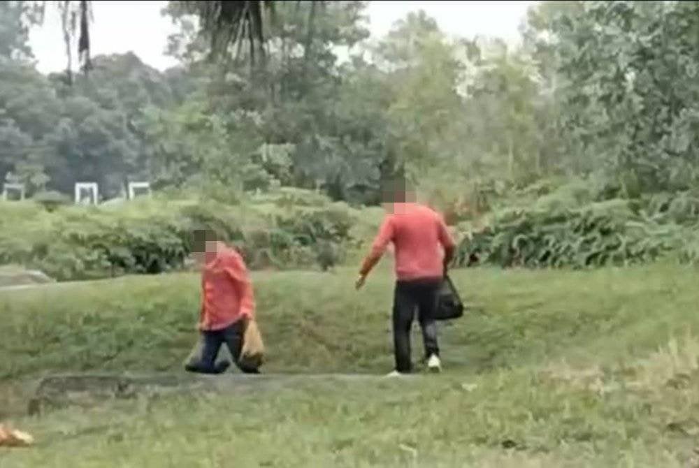 Tangkap layar video tular memaparkan dua lelaki bertindak membuang ular sawa ke dalam longkang di Jalan Persiaran Putra Permai, Putra Heights, Subang Jaya, Selangor, baru-baru ini.
