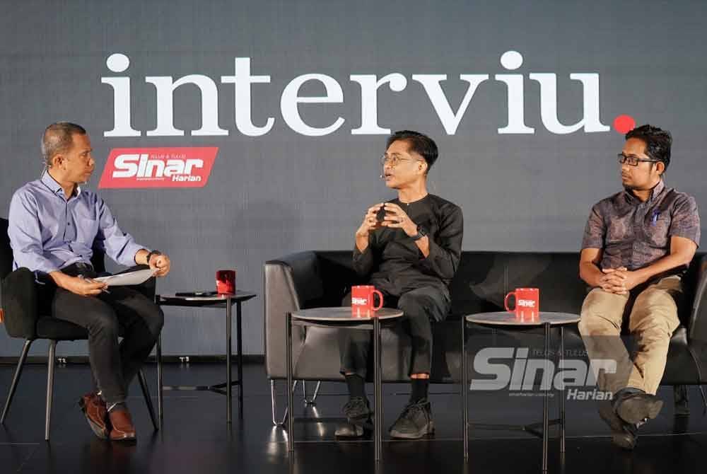 Program Interviu membincangkan tajuk 'Akta Perkhidmatan Parlimen: Wakil Rakyat tahu ke tak?' yang menampilkan panelis, Pengarah Eksekutif Institut Reformasi Politik dan Demokrasi (Reform), Idzuafi Hadi Kamilan (tengah) dan Pengerusi Bersih, Muhammad Faisal Abdul Aziz (kanan). Foto Sinar Harian ROSLI TALIB