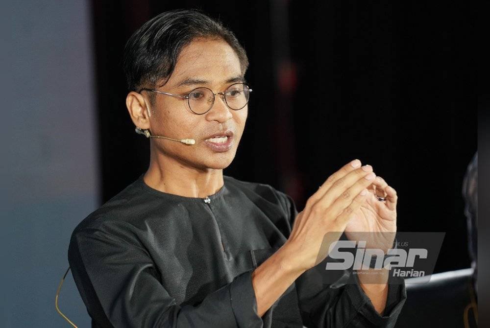 Idzuafi ketika program Interviu membincangkan tajuk Akta Perkhidmatan Parlimen: Wakil Rakyat tahu ke tak? Foto Sinar Harian ROSLI TALIB