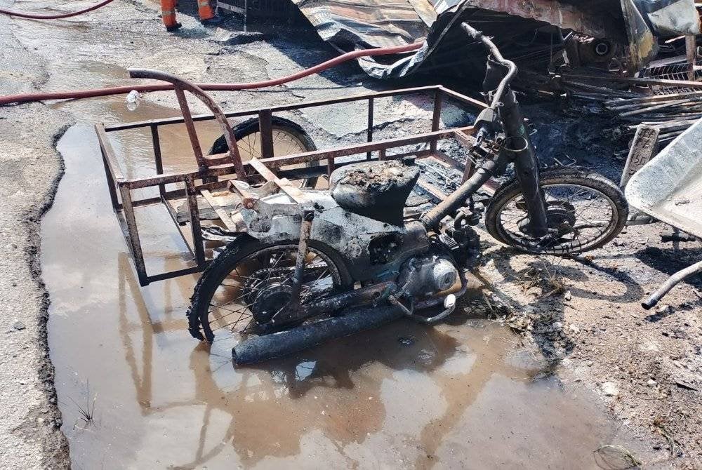 Tiga motosikal turut terbaka. Foto Bomba Gemas dan Bahau