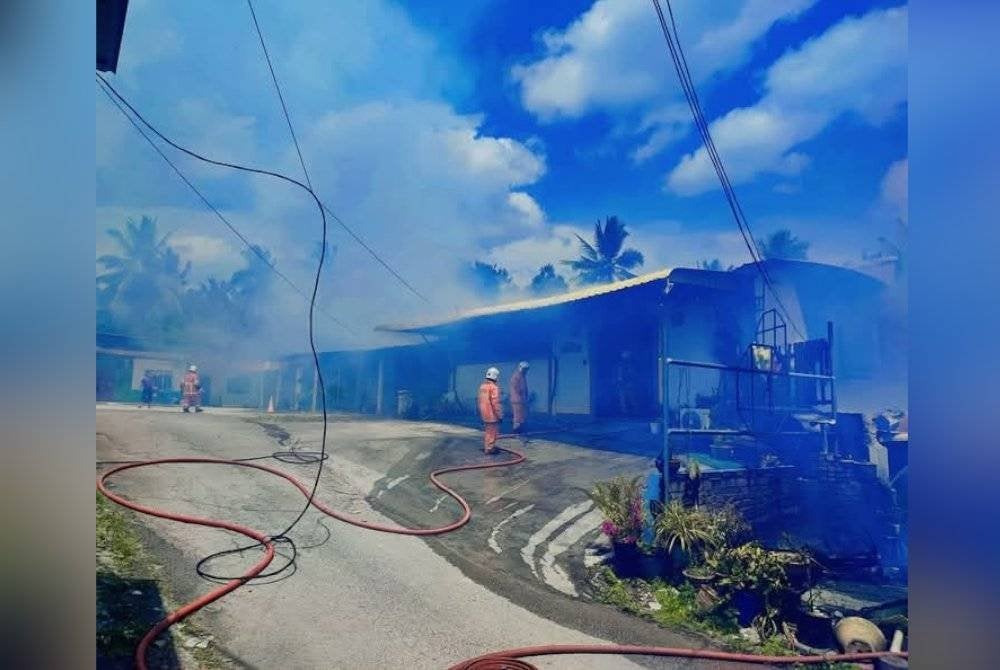 Tiga premis termasuk sebuah rumah terbakar dalam kejadian di Felda Pasir Besar berhampiran sebuah pam minyak di sini pada Jumaat. Foto Bomba Gemas dan Bahau