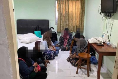 Dalam serbuan jam 4 pagi itu seramai dua warganegara India, Myanmar (3) serta Indonesia (15) dicekup semasa penugasan Op Taring Wawasan. - Foto: PGA