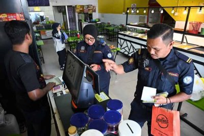Sebuah restoran diperiksa dan didapati melanggar beberapa peraturan - Foto MPKS