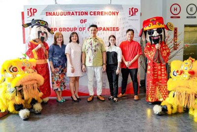 (Dari kiri) Quek Mei Ling, Pengurus Besar Operasi ISP, Sylvia Khaw Ying Ying, Ketua Pegawai Pelaburan ISP, Eric Ng Chin Kuong, Pengarah Eksekutif Kumpulan & Ketua Pegawai Eksekutif Kumpulan ISP, Selena Ong, Ketua Pegawai Kewangan ISP, Tan Kuan Kae, Pengurus Besar Komersial SL Ng pada majlis pembukaan ibu pejabat ISP Holding Sdn Bhd di Glenmarie pada Khamis.