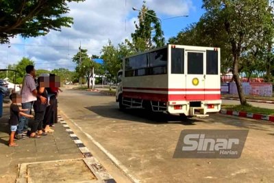 Ahli keluarga melambai sebaik trak yang membawa Eda Ezrin melalui hadapan Mahkamah Narathiwat pada Jumaat.