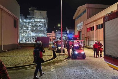 Pasukan bomba membuat pemeriksaan di lokasi kejadian di Stesen Janakuasa Tuanku Jaafar - Foto: Bomba