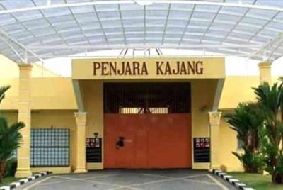 Tahap keselamatan turut diperketatkan oleh pihak polis bersama anjing K9, pegawai Unit Tindakan Khas dan Jabatan Penjara Malaysia di setiap pintu masuk penjara.