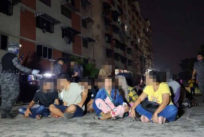 Antara warga asing yang ditahan JIM Kuala Lumpur dalam serbuan di sebuah flat di Jalan Ipoh, pada Jumaat.