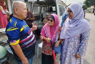 Anfaal (kanan) bertemu penduduk di Taman Selayang Baru.