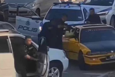 Tangkap layar video tular memaparkan sebuah kereta berwarna kuning ditahan sepasukan peronda polis di bandar Kluang. Foto tular