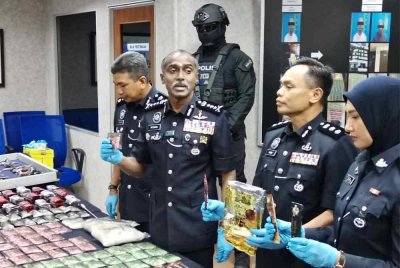 Kumar (tiga dari kanan) pada sidang media di IPK Johor pada Jumaat.