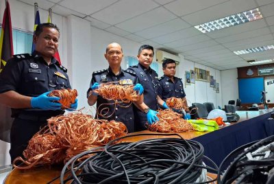 Ahmad Adnan (dua dari kiri) menunjukkan rampasan wayar tembaga dan kabel tembaga hasil penahanan seorang lelaki, Isnin lalu. - FOTO: SINAR HARIAN