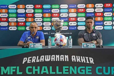 Maniam bersama kapten PDRM FC, Faith Friday Obilor semasa sidang media pra perlawanan akhir pertama Piala Cabaran di Petaling Jaya pada Jumaat. Foto: Media SFC