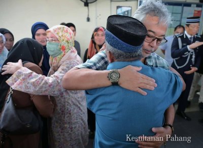 Al-Sultan Abdullah dan Tunku Azizah memeluk ahli keluarga mangsa sambil menitipkan nasihat dan kata-kata semangat ketika berangkat menziarahi keluarga mangsa bunuh, Norshamira Zainal, 37 di Unit Forensik HTAA pada Jumaat. Foto Kesultanan Pahang