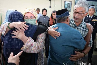 Al-Sultan Abdullah dan Tunku Azizah memeluk ahli keluarga mangsa sambil menitipkan nasihat dan kata-kata semangat ketika berangkat menziarahi keluarga mangsa bunuh, Norshamira Zainal, 37 di Unit Forensik HTAA di sini pada Jumaat. Foto Kesultanan Pahang