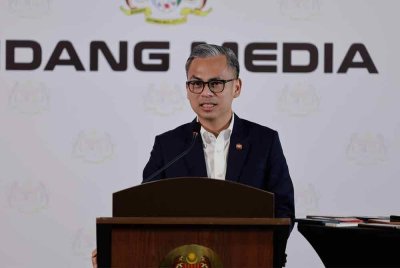 Menteri Komunikasi Fahmi Fadzil merangkap Jurucakap Kerajaan Perpaduan pada sidang media mingguan Kabinet di Kementerian Komunikasi pada Jumaat. Foto Bernama