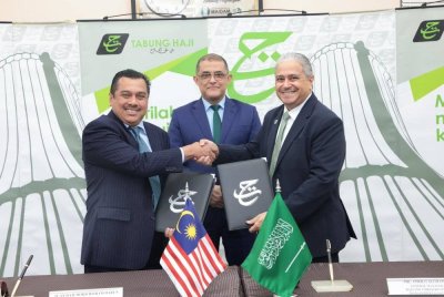 Syed Hamadah (tengah) bersama Mohd Hisham (kiri) dan Amer (kanan) ketika Majlis Menandatangani Perjanjian penyediaan penerbangan jemaah haji Malaysia.