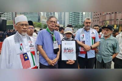 Dari kiri; Abdul Ghani dan Tian Chua pada sidang media perhimpunan ‘Protes Plan Trump Usir Warga Gaza’ yang diadakan berhampiran Kedutaan AS di Jalan Tun Razak pada Jumaat.