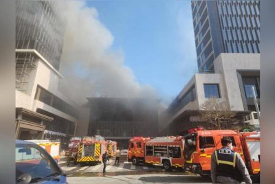 Enam pekerja maut dan tujuh lagi cedera dalam kebakaran di tapak pembinaan sebuah hotel di bandar pelabuhan di tenggara Busan pada Jumaat.