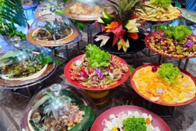 Hidangan disajikan menggabungkan cita rasa tradisional dan moden, diinspirasikan daripada kisah-kisah agung Nusantara