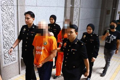 Dua lagi suspek disyaki terbabit rasuah serta mengemukakan tuntutan palsu membabitkan pengeluaran wang syarikat kira-kira RM2.6 juta ditahan SPRM dan dibawa ke Mahkamah Majistret Putrajaya pada Jumaat.