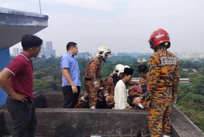 Ajak dibantu oleh bomba cuba menenangkan lelaki berkenaan dalam kejadian di bangunan LPP pada Jumaat.