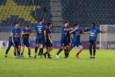 Pemain Kuala Lumpur City FC Patrick Reichelt (dua, kanan) bersama rakan sepasukan meraikan kejayaan setelah berjaya menjaringkan gol kemenangan untuk pasukannya semasa menentang pasukan Terengganu FC pada saingan Liga Super Malaysia 2024/2025 di Stadium Sultan Mizan Zainal Abidin, Gong Badak malam ini. Foto Bernama