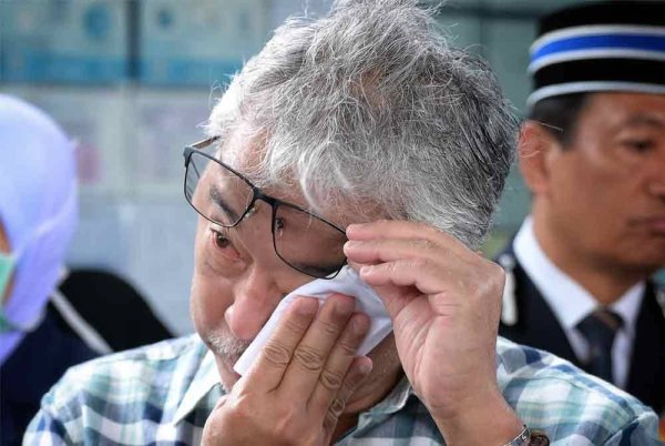 Al-Sultan Abdullah mengelap air mata kesedihan atas kejadian menimpa peniaga makanan,
Norshamira yang ditemui mati disyaki dibunuh di tepi Sungai Kuantan berhampiran Jambatan Tanjung Lumpur pada Khamis. Foto Kesultanan Pahang