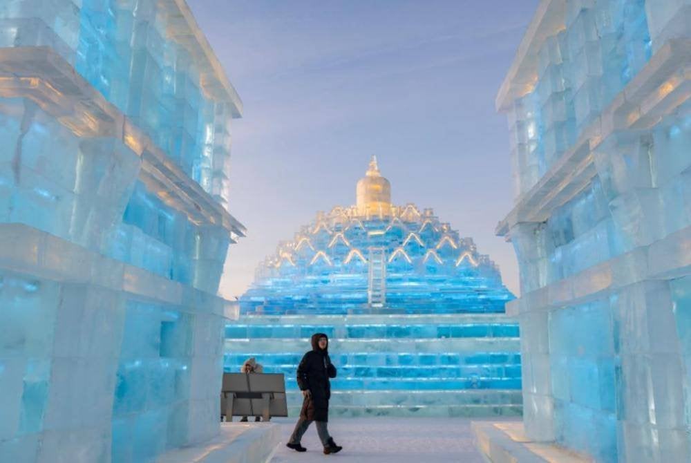 Arca dihasilkan daripada ukiran ais antara yang memukau mata pengunjung.