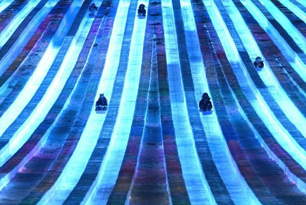 Gelongsor ais antara tarikan utama di festival tersebut. 