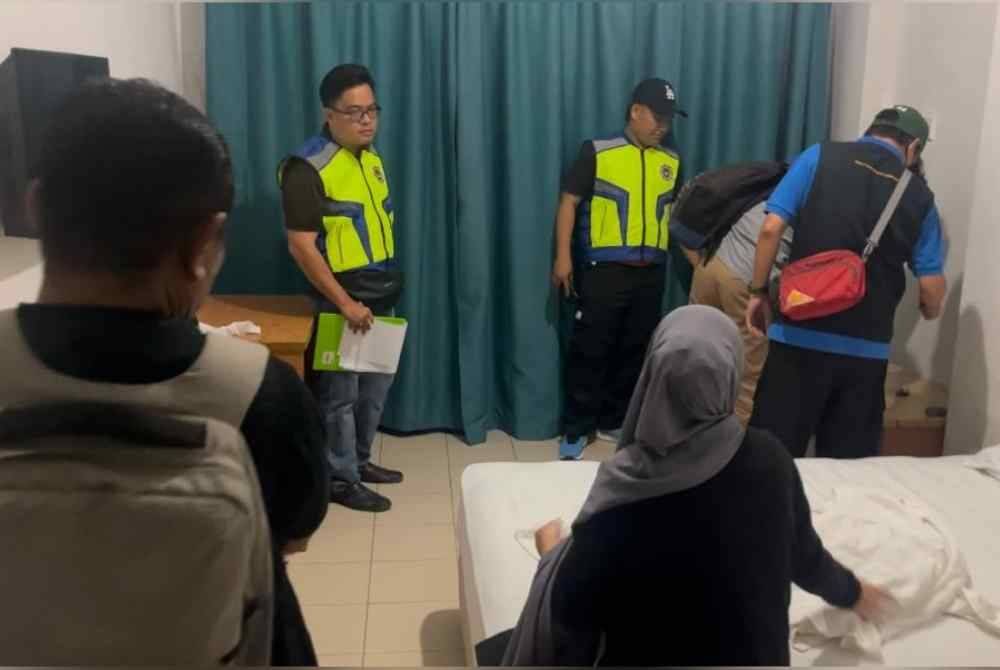 Antara pasangan yang menginap di hotel diperiksa oleh penguat kuasa JHEAINS dan polis di hotel bajet sekitar Lahad Datu.